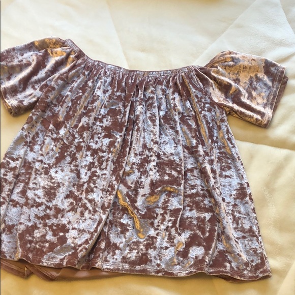 Dressy pink velvet top size small - Picture 3 of 4